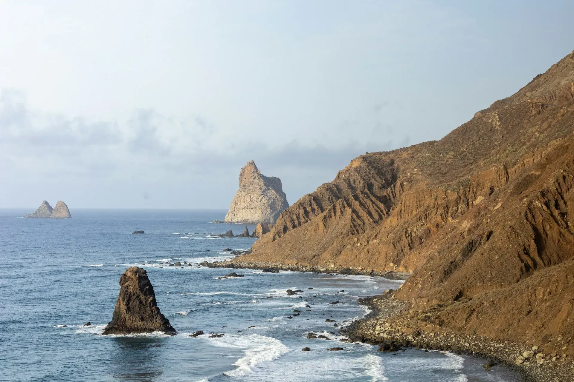 Costa de Anaga con los acantilados del macizo y los roques que emergen del mar, en el noreste de Tenerife