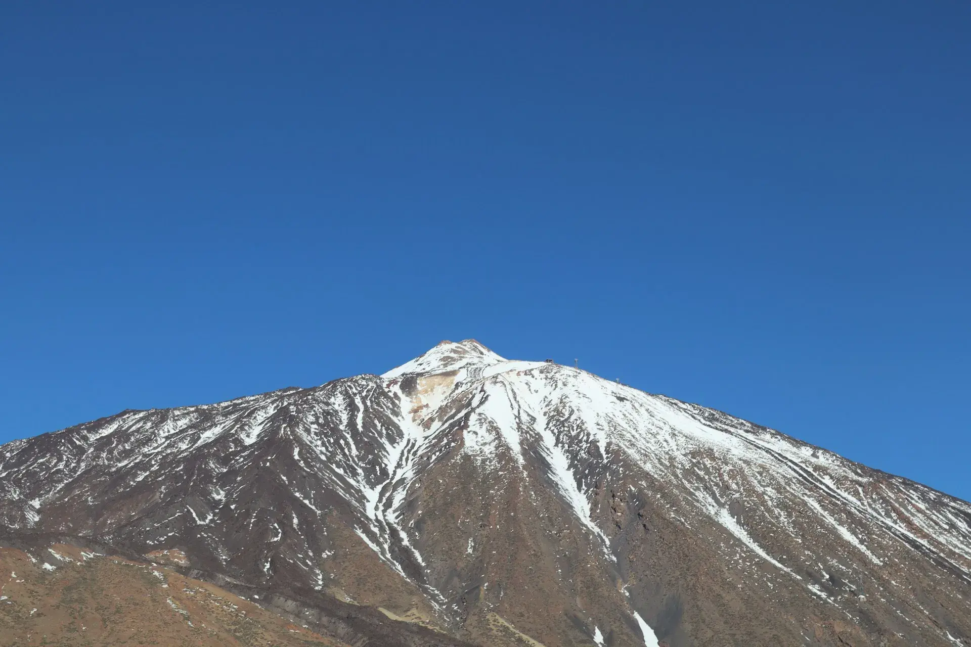 El pico del Teide con nieve bajo un cielo azul despejado en invierno