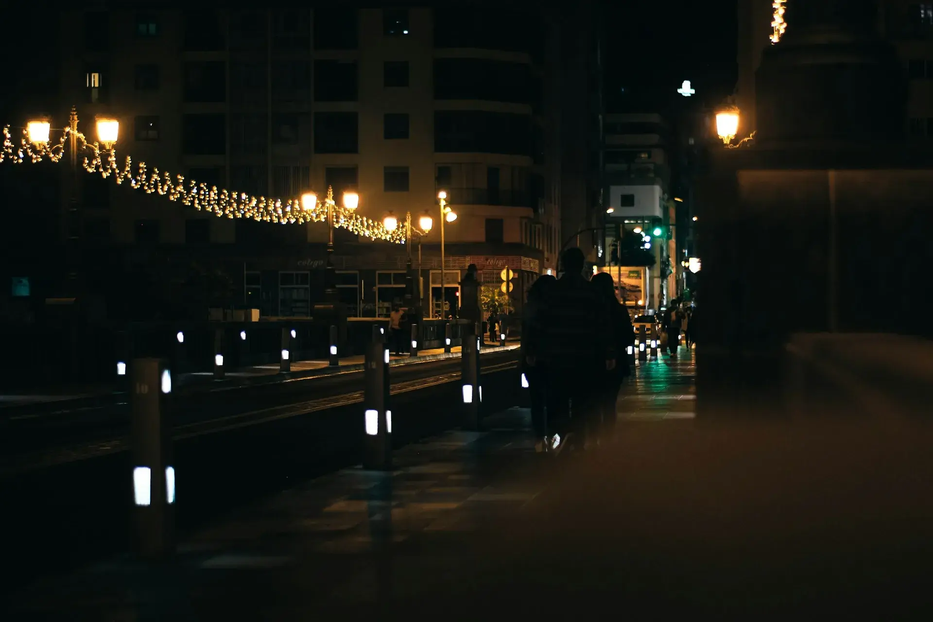 Straße im Zentrum von Santa Cruz de Tenerife mit Weihnachtsbeleuchtung in der Abenddämmerung