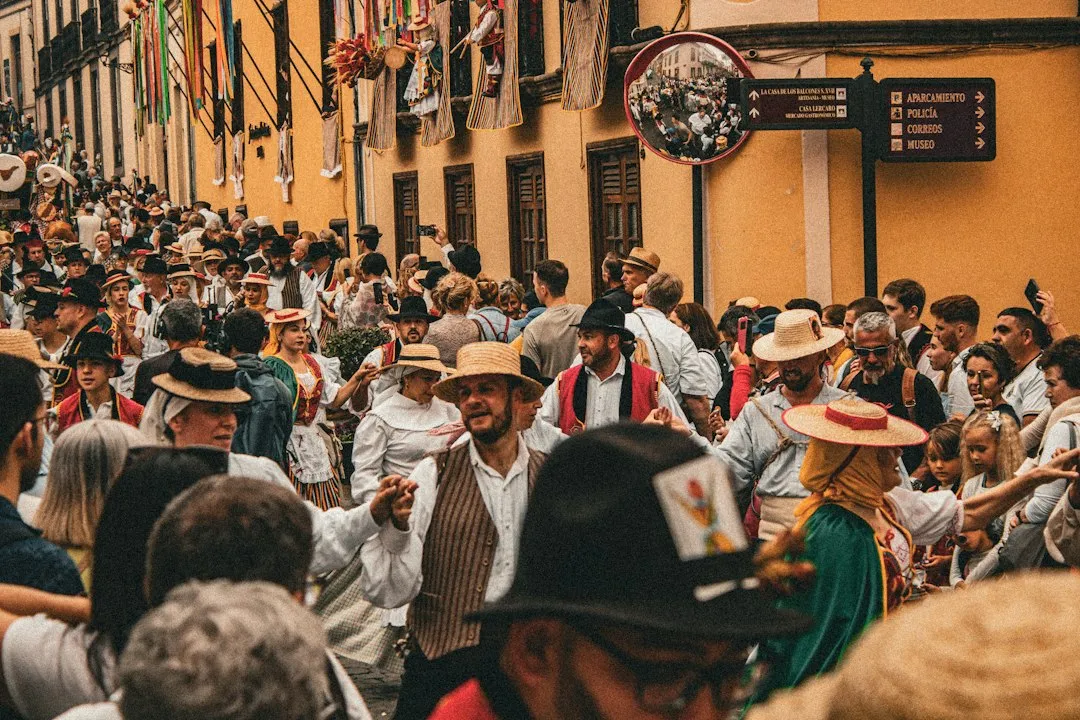 Prozession der Romería de La Vega mit landwirtschaftlichen Fahrzeugen