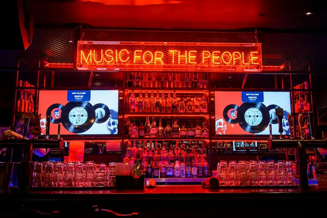 Musiker auftreten im Crudo Bar
