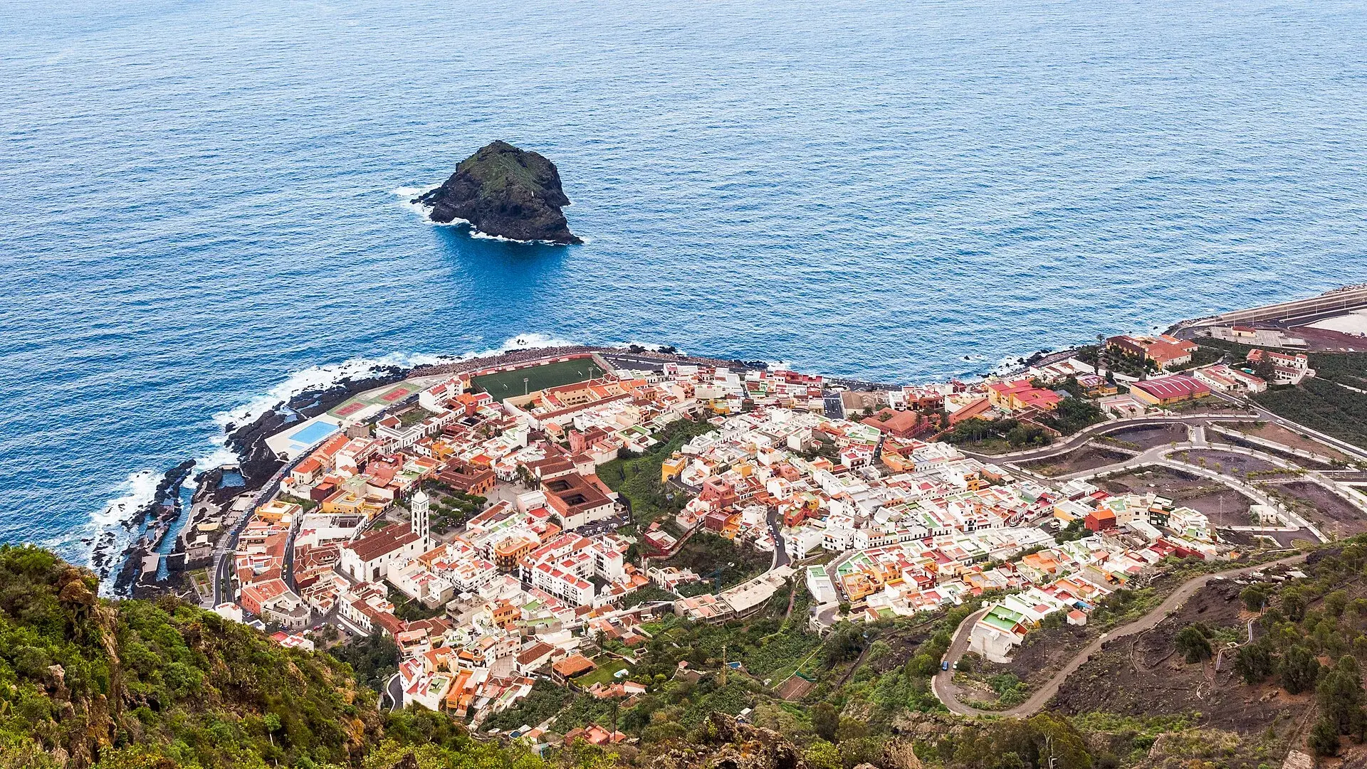Garachico visto desde lo alto, junto al mar y frente al Roque de Garachico, en el norte de Tenerife