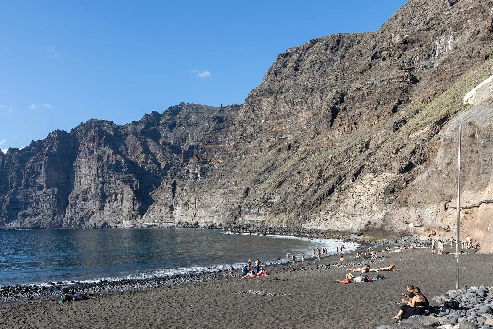 Bañistas en la playa de Los Guíos, a los pies de los acantilados de Los Gigantes