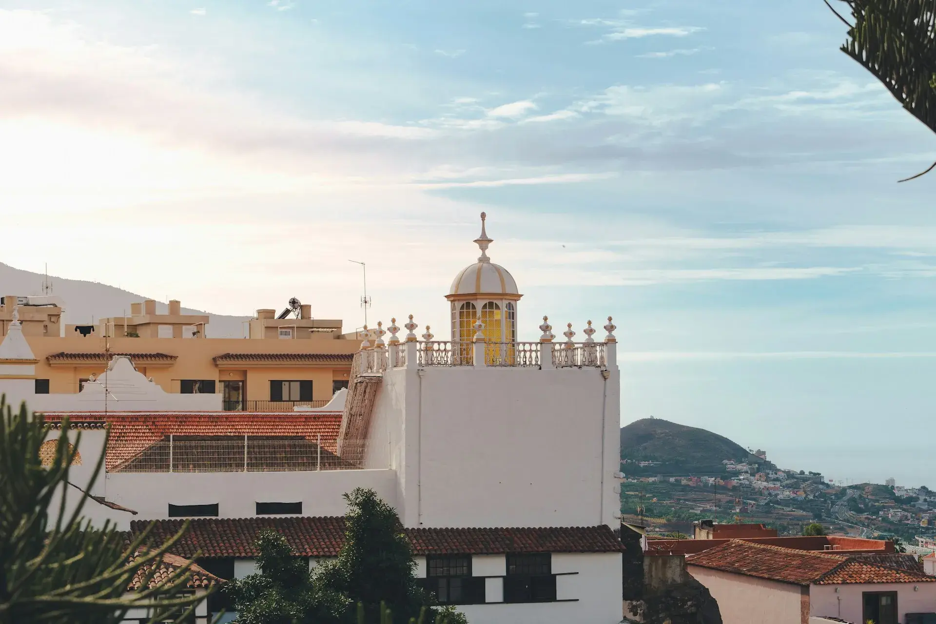 Campanario blanco de una iglesia y casas tradicionales de un pueblo de Tenerife