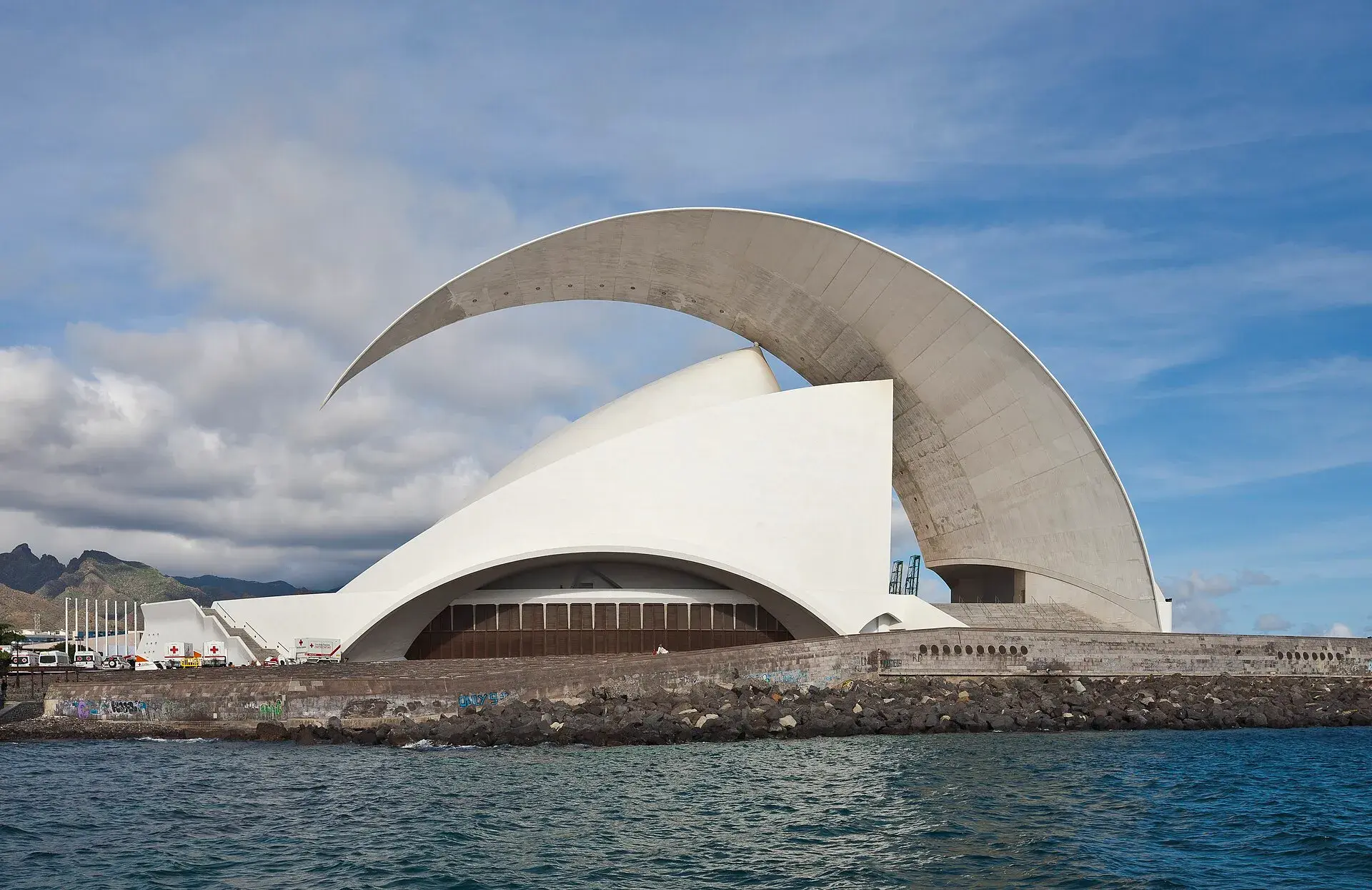 El Auditorio de Tenerife, de líneas blancas curvas, visto desde el mar en Santa Cruz con las montañas al fondo