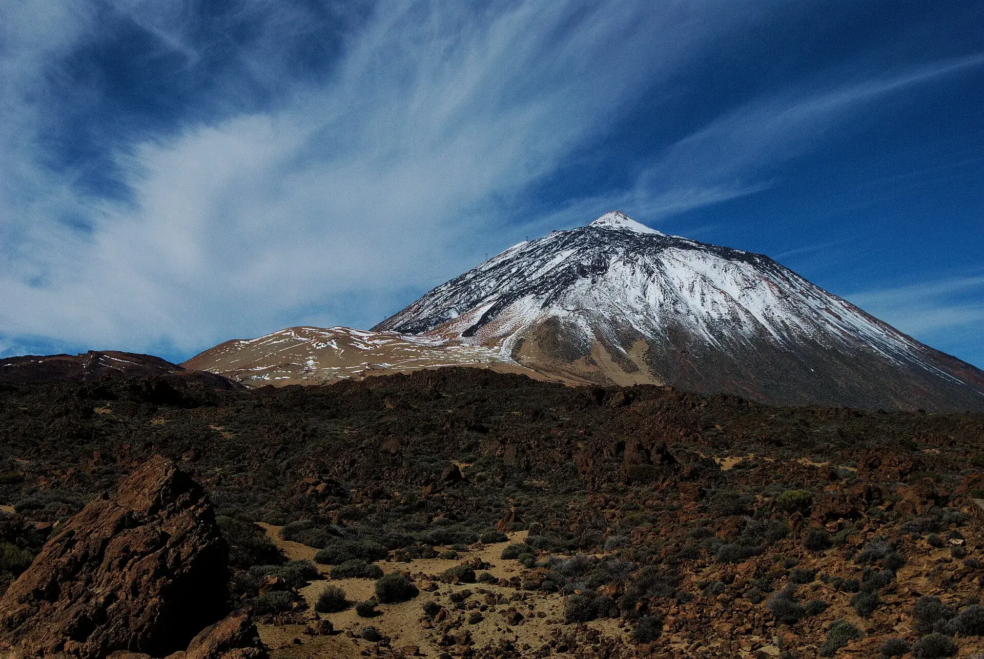 Schneebedeckter Kegel des Teide über der Caldera von Las Cañadas an einem klaren Wintertag