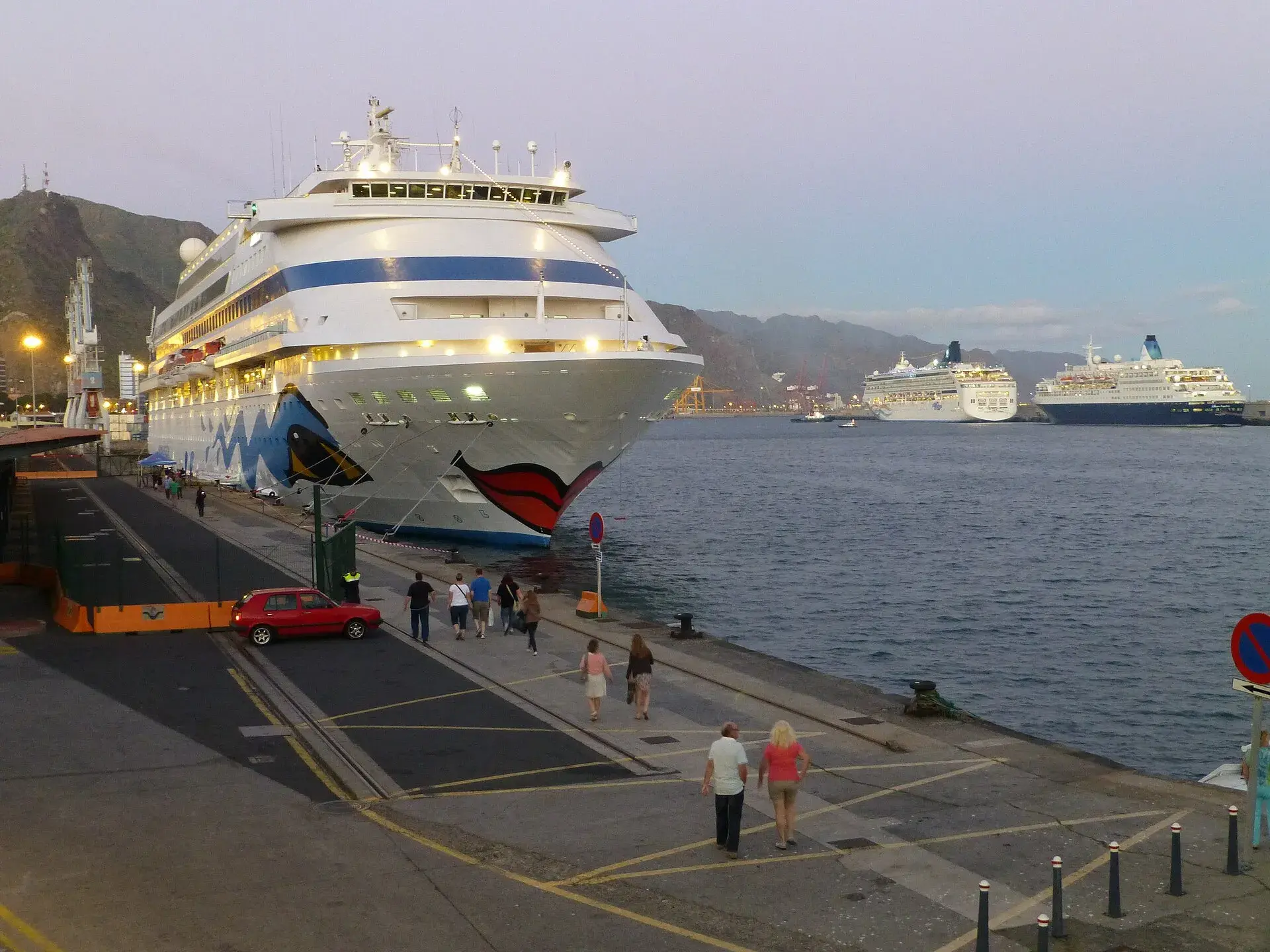 Cruceros atracados en el puerto de Santa Cruz de Tenerife al atardecer, con las montañas de Anaga al fondo