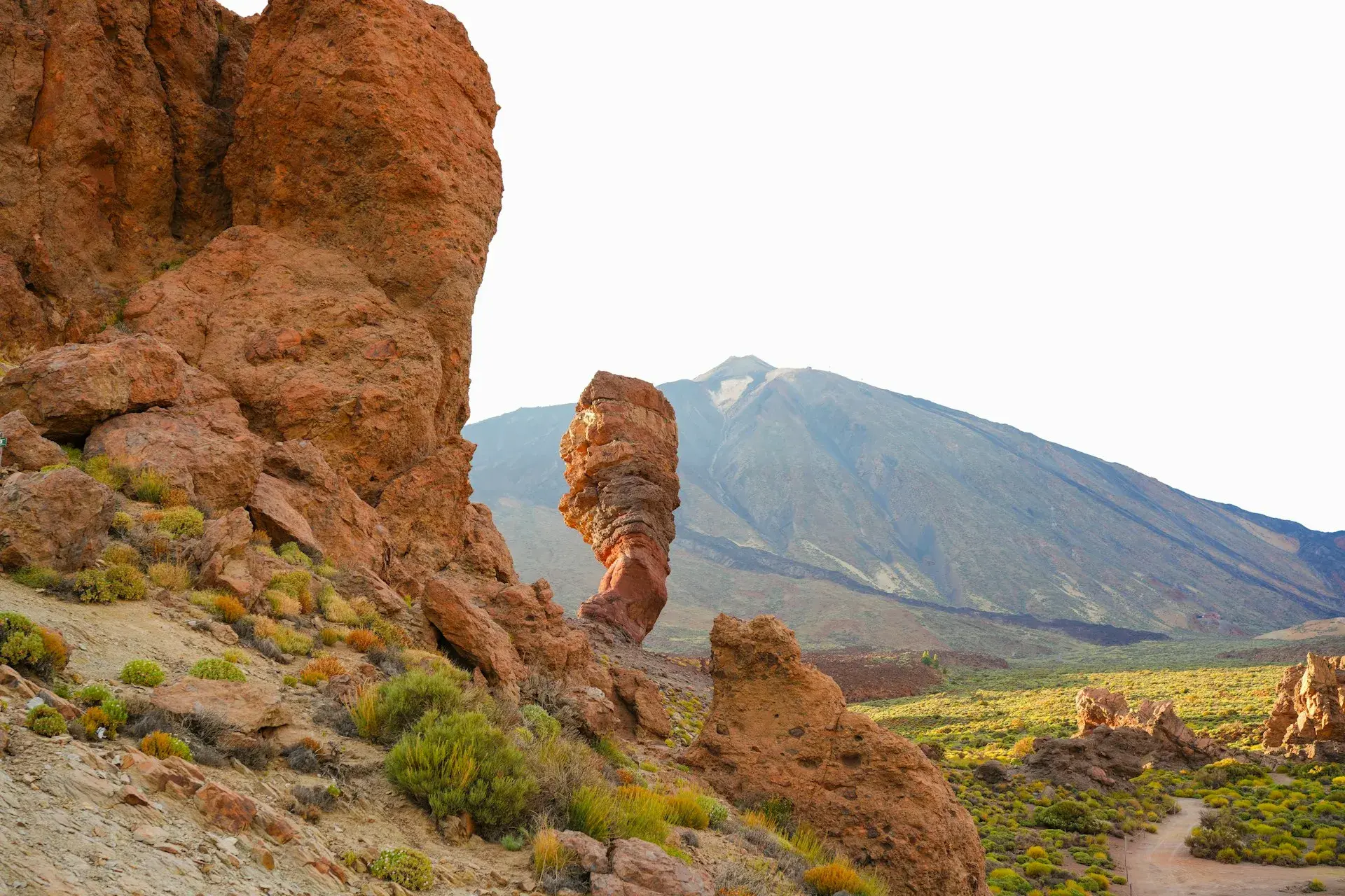 Los Roques de García con el Teide al fondo en el Parque Nacional del Teide