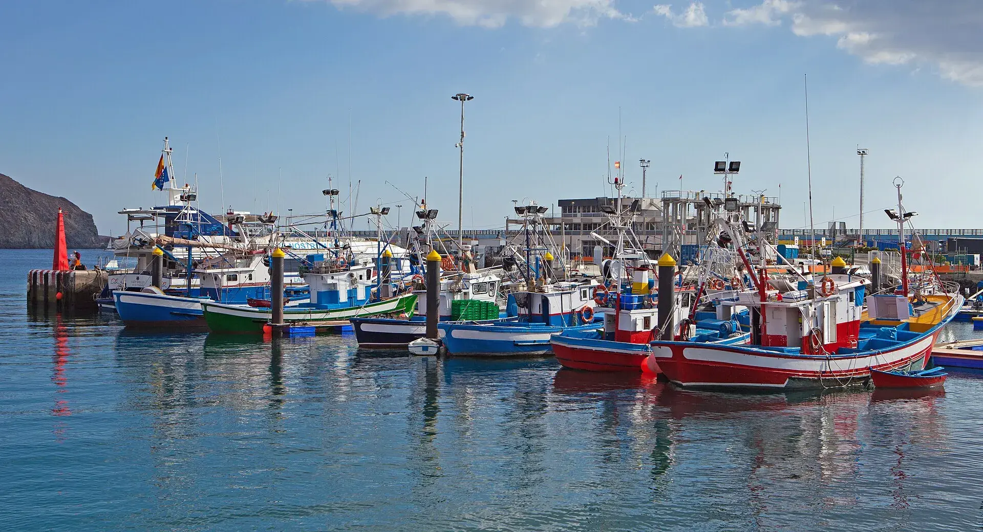 Barcas de pesca de colores amarradas en el puerto de Los Cristianos, en el sur de Tenerife