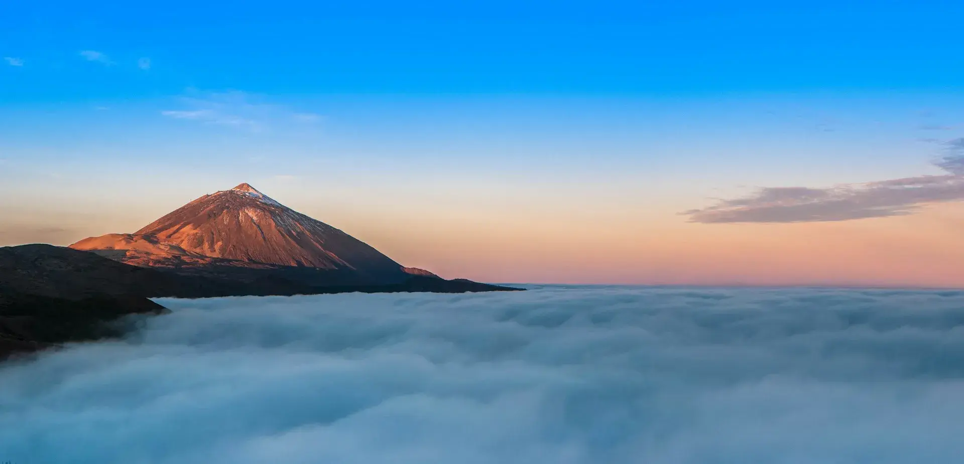 El Teide asoma sobre un mar de nubes que cubre la vertiente norte de Tenerife