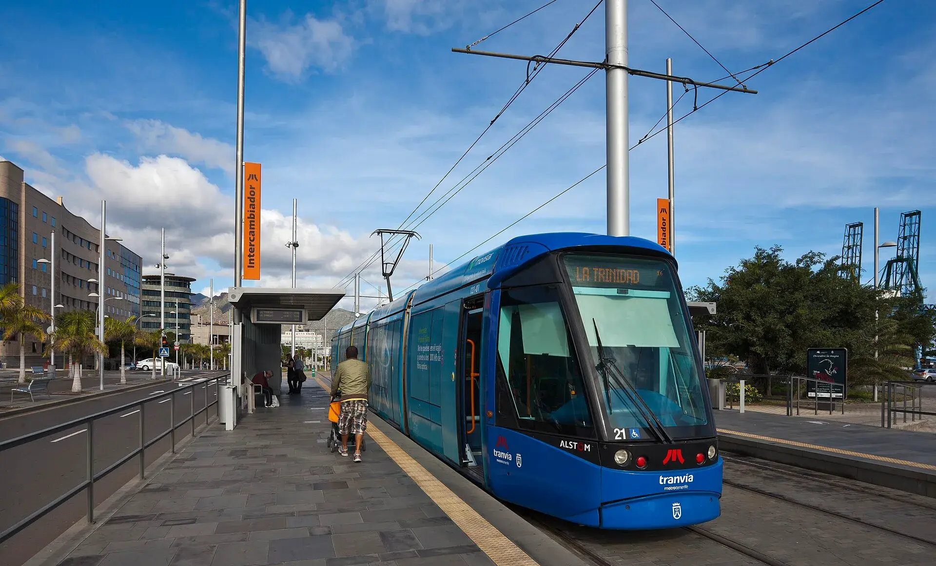 Blaue Straßenbahn von Metrotenerife Richtung La Trinidad an der Haltestelle Intercambiador in Santa Cruz de Tenerife