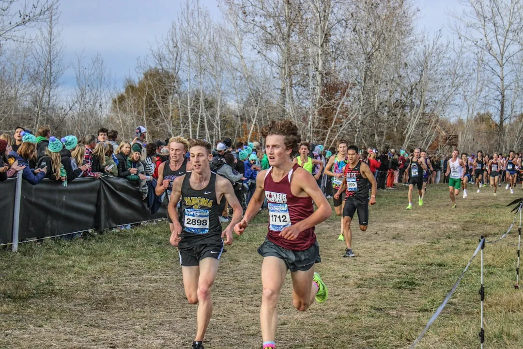 Läufer an der Startlinie eines Cross-Country-Rennens