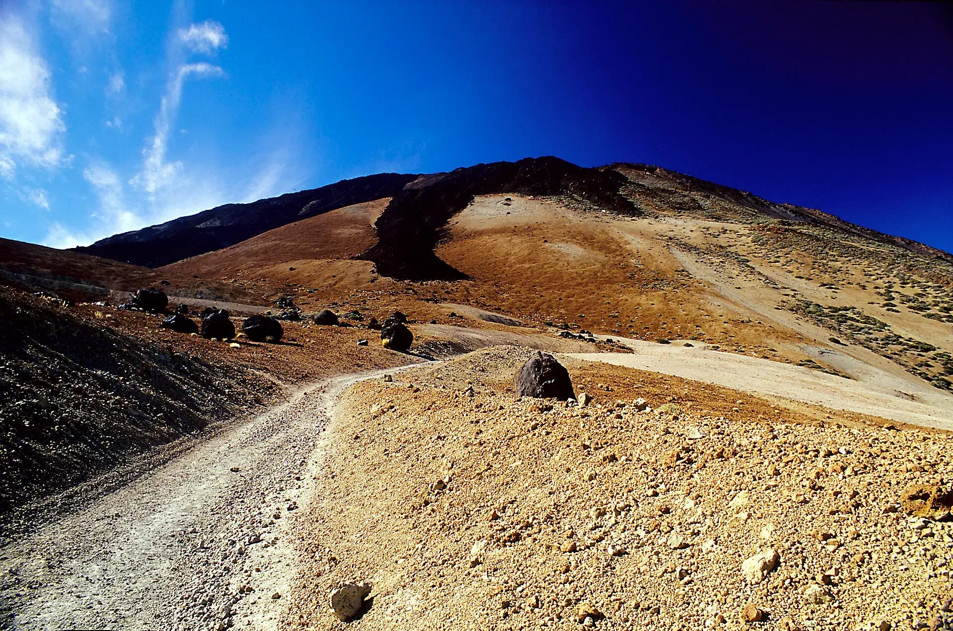 Sendero de Montaña Blanca entre bombas volcánicas, con el Teide al fondo en el Parque Nacional