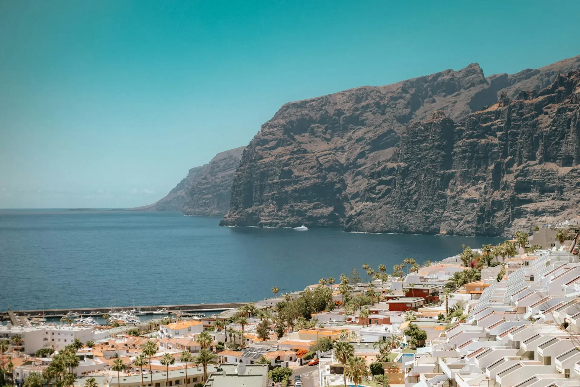 Acantilados de Los Gigantes cayendo al mar sobre las casas blancas de Puerto de Santiago