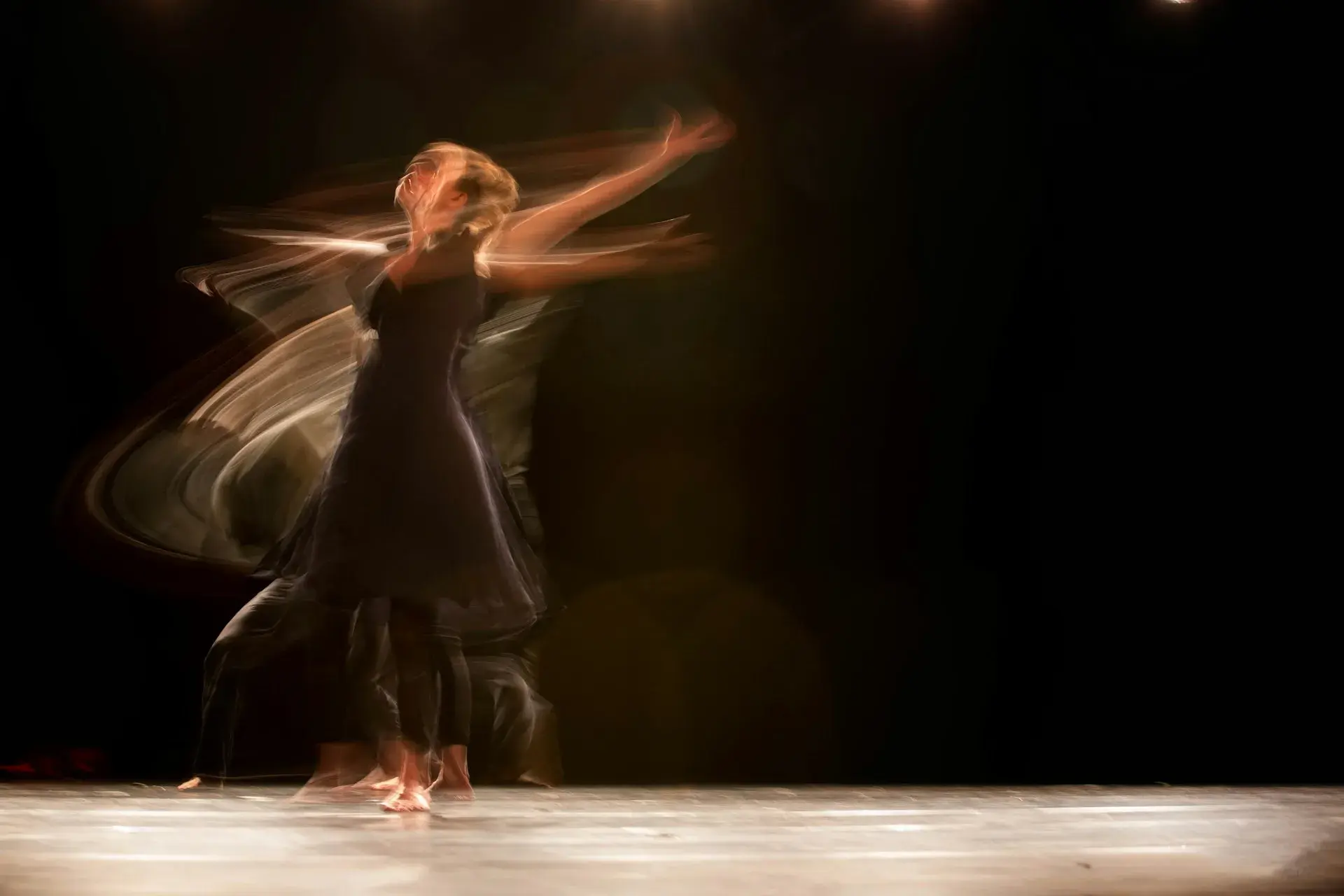 Zeitgenössische Tanzaufführung im Teatro Victoria